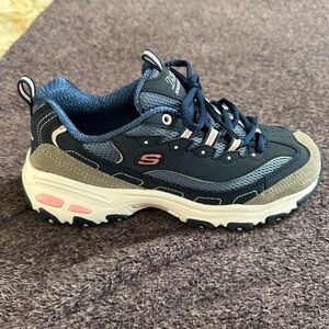 Skechers D’Lites Women’s size 7 New without tags/box